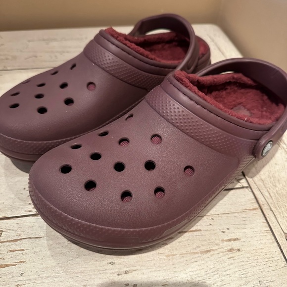 Crocs with fuzzy liner - burgundy UNISEX m8/W10 - Picture 2 of 7